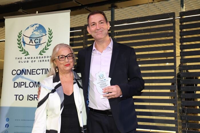 Caroline and Itzik with the diploma for action for peace